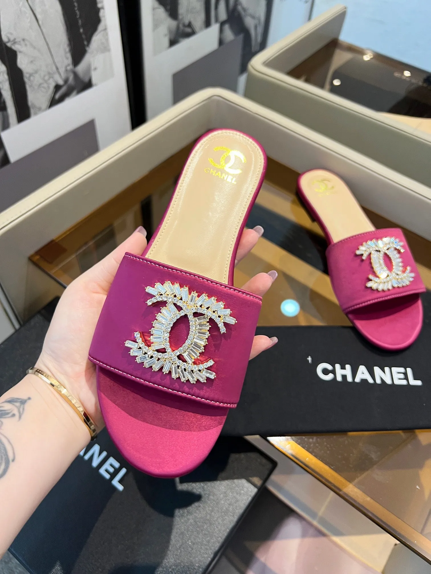 👟👟Ex-factory price 420👟👟 Genuine leather bottom +40 🎉🎉🎉Chanel Xiaoxiang C family sandals series official website synchronization, classic and elegant, casual wear 🌹🌹🌹🌹Original logo ~ Made of imported cowhide and C family custom fabrics, a variety of colors for the goddess to choose from! ❤️❤️❤️❤️ Code number: 36~40 (customized 35, 41, 42, 43, 44 are not returnable or exchangeable): Rubber leather sole +40